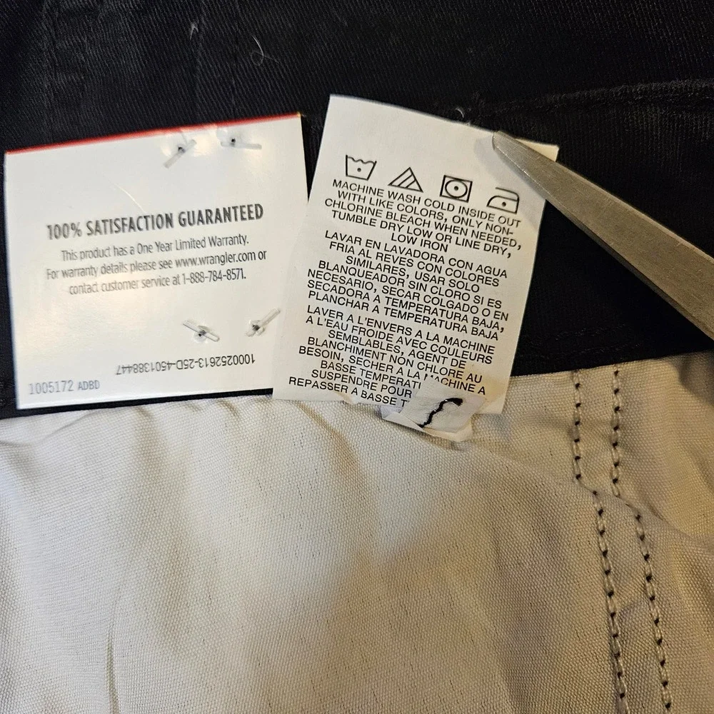 Wrangler Size 46 Relaxed‎ Fit Black Cargo Shorts NWT